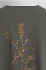 Camiseta de entrenamiento regular fit color gris oscuro, confeccionada en tejido técnico ligero y elástico con estructura. Cuenta con cuello redondo, manga larga y logo estampado en el bajo.