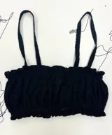 Top bustier negro de broderie con tirantes finos y elástico fruncido en el escote y el dobladillo.