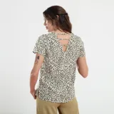 Blusa de mangas cortas con estampado animal print en tonos verde y blanco.