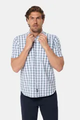 Camisa sport de manga corta a cuadros en tonos suaves de verde y azul sobre fondo blanco, con cuello camisero y cierre frontal de botones.