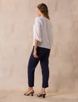 Blusa de gasa con estampado geométrico en tonos negro, gris y celeste. Tiene cuello redondo y mangas 3/4 amplias con abertura y botón.