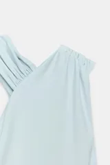 Vestido midi celeste de un solo hombro con efecto cruzado y detalle de frunces y drapeado en el delantero.