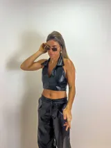 Pantalón jogger de cuerina color negro, con cintura elástica y cordón ajustable.