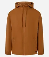 Campera rompevientos color verde oliva con capucha ajustable con cordón, cierre frontal con cremallera, bolsillos laterales con cremallera, puños con elástico y forro interior. Ligera y versátil, ideal para proteger del viento y la lluvia ligera.