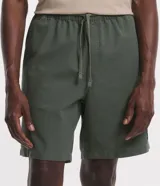 Bermuda masculina de algodón texturizado color verde militar, con cintura elástica y cordón de ajuste. Presenta un tag lateral.