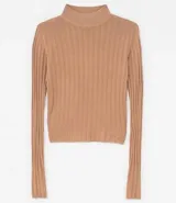 Polera color camel de punto acanalado, con cuello alto y mangas largas.