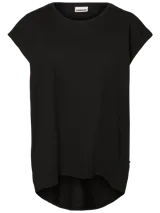 Remera básica de cuello redondo y mangas cortas con dobladillo, confeccionada en algodón orgánico de tacto suave.