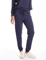 Conjunto de dos piezas compuesto por un buzo de escote redondo con pespunte central y un pantalón tipo jogger de pierna slim con cintura elástica, lazo de ajuste y pespunte frontal.
