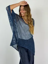 Top tejido de punto calado color azul, con escote en V y mangas cortas amplias.