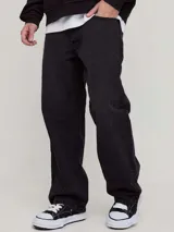 Pantalón de jean negro de corte ancho y tiro medio.