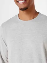 Remera básica de manga larga en color azul oscuro, con cuello redondo y corte recto.