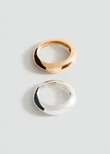 Pulsera de eslabones circulares entrelazados, con diseño minimalista que combina un aro en tono plateado y otro en tono dorado.