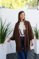 Saco abierto de color chocolate, con mangas tres cuartos y detalle de flecos en el ruedo inferior.