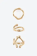 Set de tres anillos de metal dorado con diseño orgánico y efecto fundido (melted).