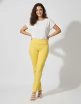 Pantalón de vestir color beige, marca Zac & Rachel, confeccionado en gabardina elastizada. Presenta pretina ancha con faja interna modeladora, largo de pierna con costura frontal pespunteada y bolsillos ojal simulados en la parte trasera.