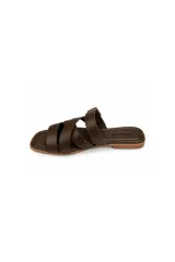 Sandalias bajas Paddock modelo Barim, de color beige con tiras cruzadas en la parte frontal y una tira ajustable con hebilla metálica dorada en el empeine.