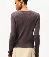 Cardigan femenino Blue Steel confeccionado en tricot con viscosa certificada, con textura en relieve, cuello redondo, mangas largas, cierre frontal de botones y terminaciones acanaladas.