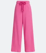 Pantalón tipo pantalona de tiro alto y corte amplio, confeccionado en tejido de ribana texturizada color rosado. Cuenta con cintura elástica y lazo ajustable con detalle de abalorios en los extremos.