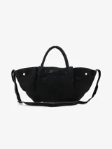 Cartera de mano de diseño estructurado y formato amplio, color negro, confeccionada en gamuza con cierre metálico frontal y asas cortas.