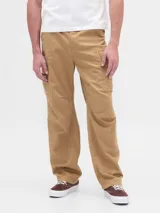 Pantalón cargo de corte recto y holgado, color negro, con bolsillos laterales tipo cargo y bolsillos traseros.
