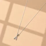 Collar de cadena fina de plata 925 con dije de letra inicial decorado con circonias brillantes.