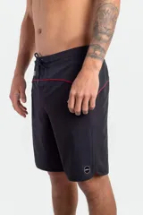 Short de baño O'Neill Scallop Cruzer color negro, con detalles de vivos rojos en la parte frontal y cordón ajustable en la cintura.