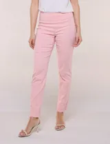 Pantalón pull-on color beige de silueta recta y corte entallado, con nervadura central vertical. Cuenta con cintura ancha de soporte superior, frente limpio y bolsillos posteriores simulados.