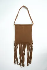 Cartera de mano negra con flecos largos colgantes y correa delgada.