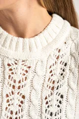 Top sin mangas de tejido de punto calado, color blanco, con cuello redondo acanalado y diseño de trenzas verticales. Presenta un ruedo con terminación festoneada.