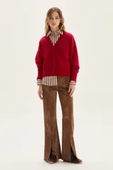 Cardigan de tejido de punto en color marrón, con cuello en V, cierre frontal de botones y detalle de bordado en una de las mangas.