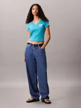 Remera de Calvin Klein confeccionada en punto de algodón elástico con textura de canalé fino. Presenta un diseño de corte slim, cuello en V, manga corta y una insignia con el logo de la marca en el pecho.