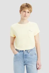 Remera amarilla de algodón con bolsillo en el pecho y logo de Levi's bordado en rosa.