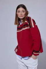 Blazer de pana color crema con solapas clásicas, cierre frontal de un botón y puños con detalle de tejido a rayas. Presenta un corte estructurado y elegante.