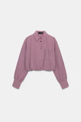 Camisa corta de manga larga con cuello solapa, confeccionada en tela con estampado de cuadros vichy en color bordó y blanco. Presenta un bolsillo delantero de plastrón, cierre frontal con botones y bajo abullonado con elástico interior.