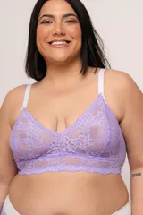 Bralette de encaje color acqua con forro interno, breteles regulables y cierre de ganchos en la espalda.