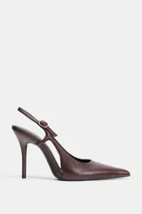 Zapato de tacón alto fino tipo slingback en piel color bordó. Presenta un diseño con acabado en punta, escote redondo y tira ajustable con hebilla metálica en el lateral.