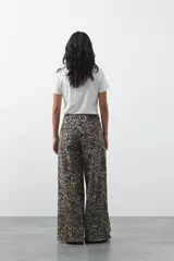 Pantalón de tiro alto con silueta wide leg y estampado animal print. Confeccionado en denim estructurado con un toque de elastano para mayor comodidad.