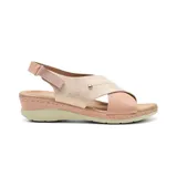 Sandalias de cuero sintético color negro con detalles en gris metalizado. Tiras cruzadas en el empeine, ajuste con hebilla al tobillo y plataforma baja.