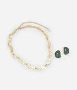 Conjunto de collar dorado con dije de hojas y aros con piedra sintética color verde agua.
