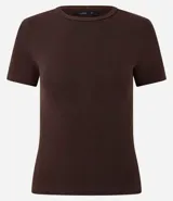 Blusa color beige de mangas cortas, confeccionada en tejido rib con textura acanalada y cuello redondo.