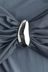 Vestido maxi entallado sin mangas, confeccionado en punto. Modelo con escote asimétrico y detalle de metal en un hombro. Panel drapeado con detalle metálico bajo la cintura para estilizar la silueta.