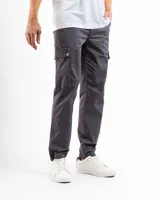 Pantalón cargo de hombre, color gris oscuro, corte slim, confeccionado en gabardina con bolsillos laterales con tapa y botón.