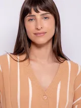 Cardigan de tejido de punto color beige con rayas verticales blancas, escote en V y cierre frontal con botones.