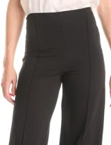 Pantalón palazzo azul marino de tiro alto, confeccionado en tejido elastizado. Presenta una cintura lisa y costuras verticales pronunciadas a lo largo de cada pierna. El corte es amplio desde la cadera hasta el ruedo, con una caída elegante.