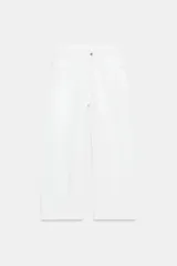 Jeans de tiro medio con corte baggy, cinco bolsillos, trabillas para cinturón y bajo con dobladillo. Cierre frontal con cremallera y botón metálico.