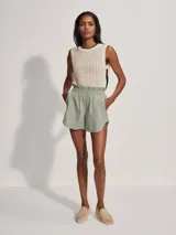 Short de tiro alto color verde oliva.