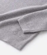 Suéter de punto para hombre, color celeste, con textura acanalada horizontal, cuello redondo y mangas largas con puños ajustados.