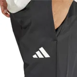 Pantalón de jogging Adidas Sereno negro con corte ajustado, logo blanco estampado en el muslo izquierdo y tres tiras blancas verticales en la parte inferior de la pierna derecha.