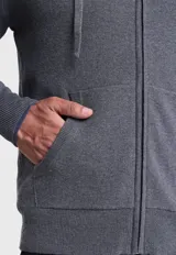 Canguro gris con cierre frontal, capucha con cordones ajustables y bolsillos laterales.