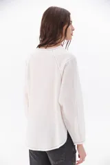 Blusa azul marino de corte clásico con pespuntes blancos a contratono, cuello mao con botones y tajos laterales.